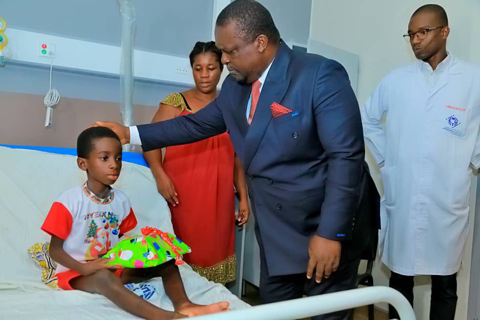 arbre-de-nonul-au-chu-de-yopougon-un-moment-de-convivialitno-entre-agents-enfants-et-le-directeur-gnonnoral-dr-paulin-deka