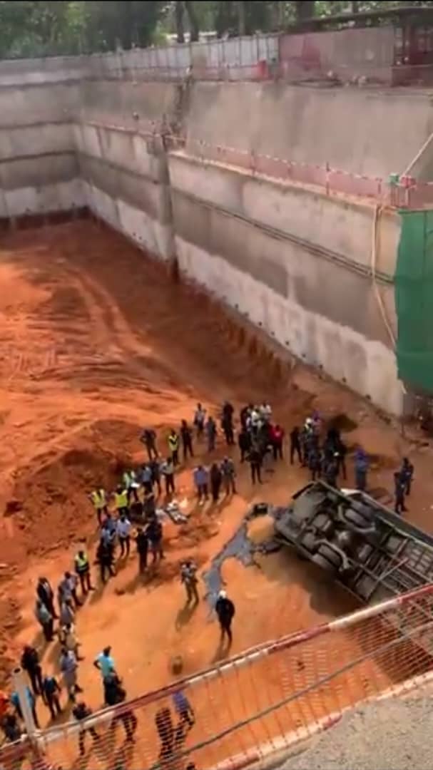 drame-au-plateau-un-bus-de-la-sotra-termine-sa-course-dans-une-fosse-un-mort-et-25-blessnos