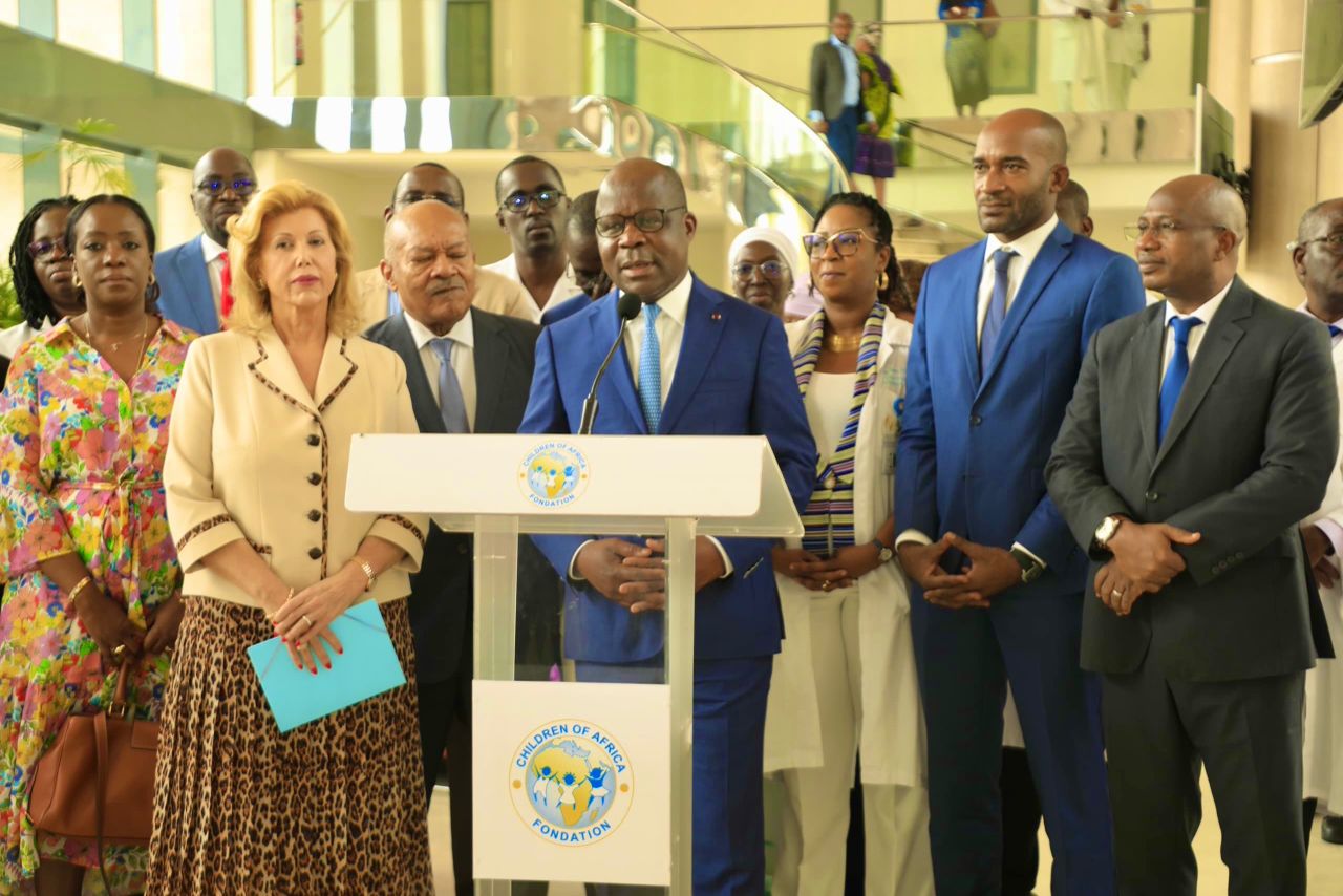 ci-sant-pierre-dimba-et-dominique-ouattara-f-licitent-lexploit-m-dical-de-lh-pital-m-re-enfant-de-bingerville