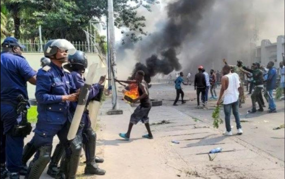 rdc-mouvement-de-colere-a-kinshasa-plusieurs-ambassades-attaquees-par-les-manifestants