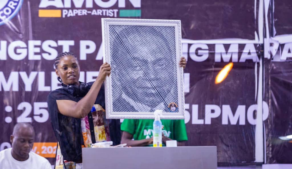 cn-te-d-039-ivoire-mylnone-amon-en-route-pour-un-record-guinness-150-portraits-en-120-heures-pour-l-a-art-et-les-enfants-atteints-de-cancer