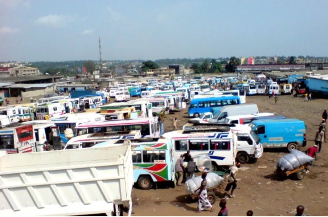 cn-te-d-ivoire-adjamno-rnoinvente-son-transport-les-gbakas-interdits-au-centre-ville-nc-partir-du-6-mars-2025