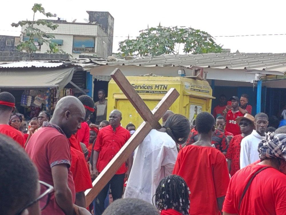cote-divoire-les-chretiens-catholiques-celebrent-la-passion-du-christ