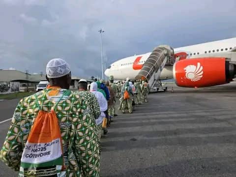 cote-divoire-hadj-2025-le-ministre-vagondo-diomande-lance-le-premier-vol-avec-un-message-fort-du-president-ouattarra