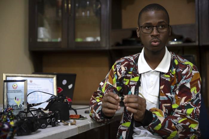 un-jeune-ingnonieur-mozambicain-offre-u-a-une-vision-a-aux-aveugles-grnece-nc-des-lunettes-intelligentes