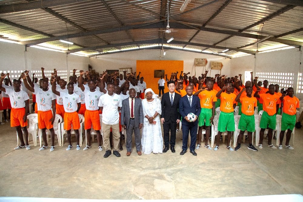 cooperation-la-chine-offre-des-equipements-sportifs-de-quatre-millions-de-francs-cfa-au-centre-de-service-civique-de-bimbresso