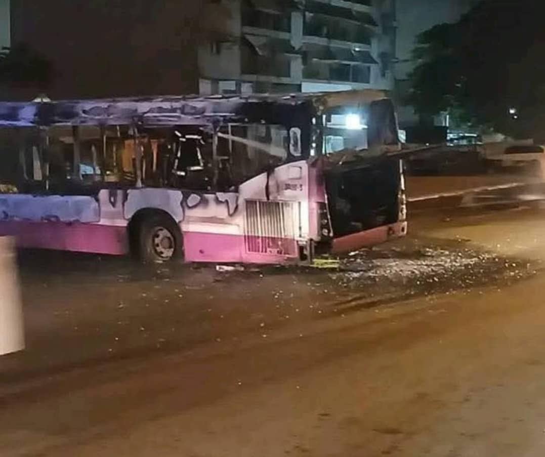 yopougon-sous-les-flammes-attaque-nocturne-contre-un-bus-sotra-et-un-vnohicule-de-police