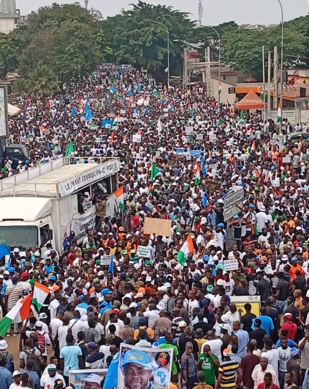 « Marche du Front Commun : Une marée humaine dit non au 4ᵉ mandat d’Alassane Ouattara » (Forme et coulisse)