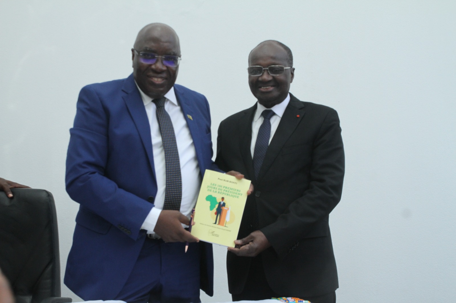 louvrage-les-100-premiers-jours-du-president-de-la-republique-enfin-disponible-dans-les-librairies